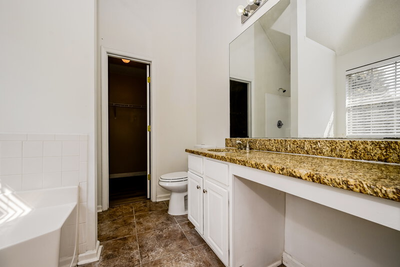 1,920/Mo, 7256 Teakwood Pl Lithonia, GA 30058 Main Bathroom View