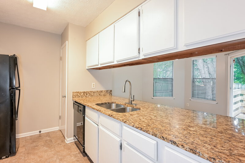 1,580/Mo, 6052 Creekford Dr Lithonia, GA 30058 Kitchen View 2