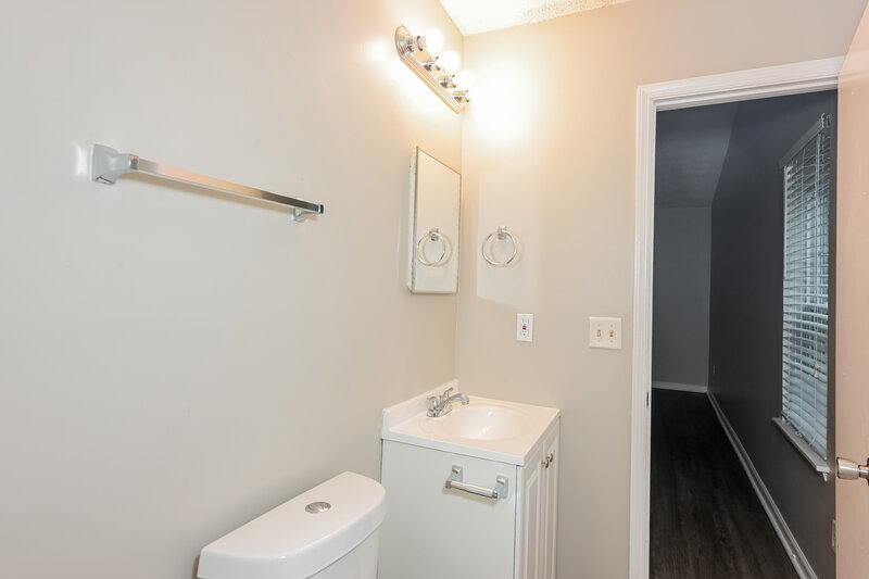 1,580/Mo, 6052 Creekford Dr Lithonia, GA 30058 Main Bathroom View