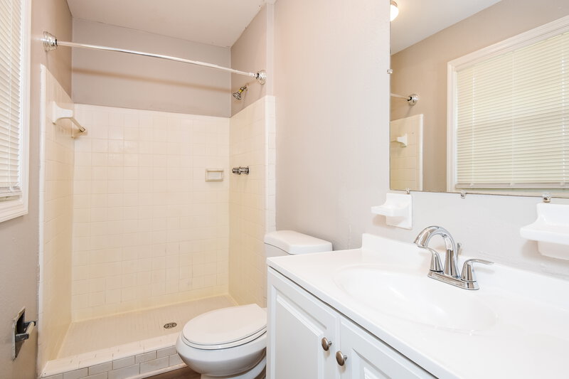 2,135/Mo, 368 Smyrna Powder Springs Rd SW Marietta, GA 30060 Main Bathroom View