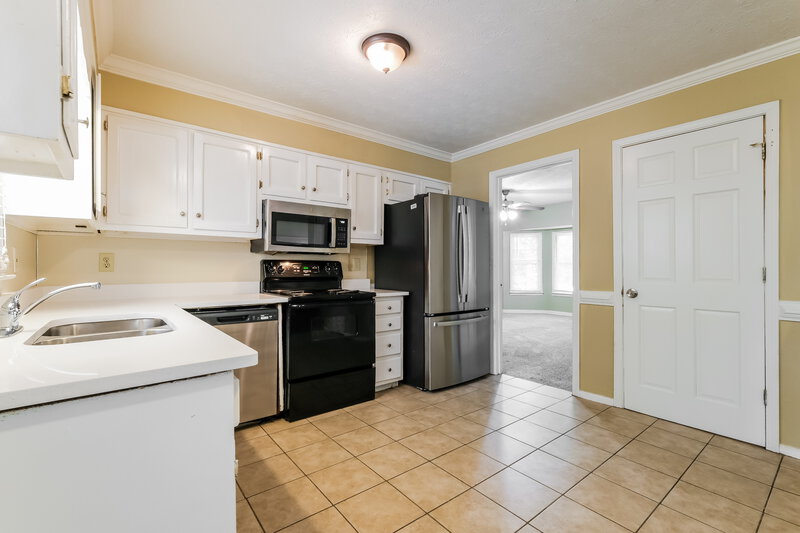 1,880/Mo, 2432 Hillboro Circle SW Marietta, GA 30064 Kitchen View