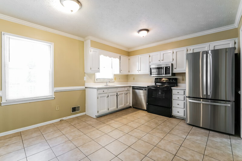 1,880/Mo, 2432 Hillboro Circle SW Marietta, GA 30064 Kitchen View 2