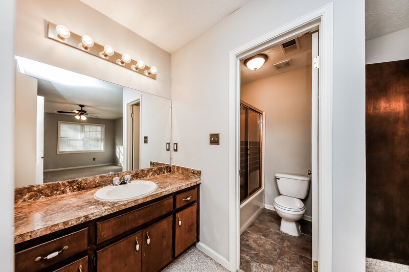 1,850/Mo, 2443 Hillboro Circle SW Marietta, GA 30064 Main Bathroom View