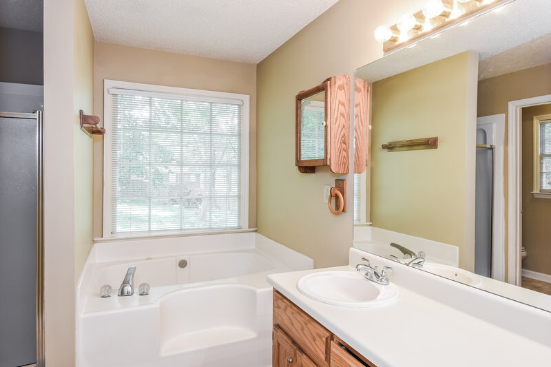 2,215/Mo, 2699 Barcelona Dr SW Marietta, GA 30064 Main Bathroom View