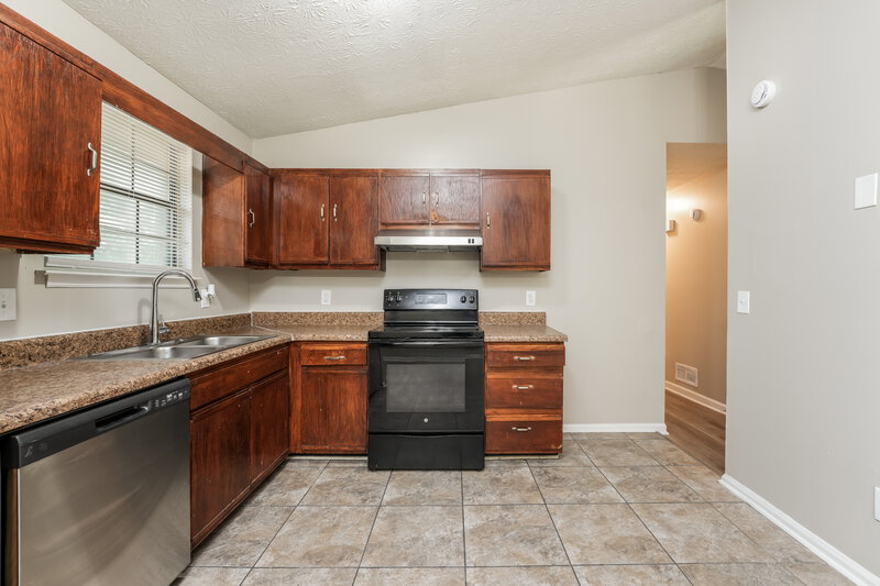 1,900/Mo, 1073 Cherokee Heights Stone Mountain, GA 30083 Kitchen View 2
