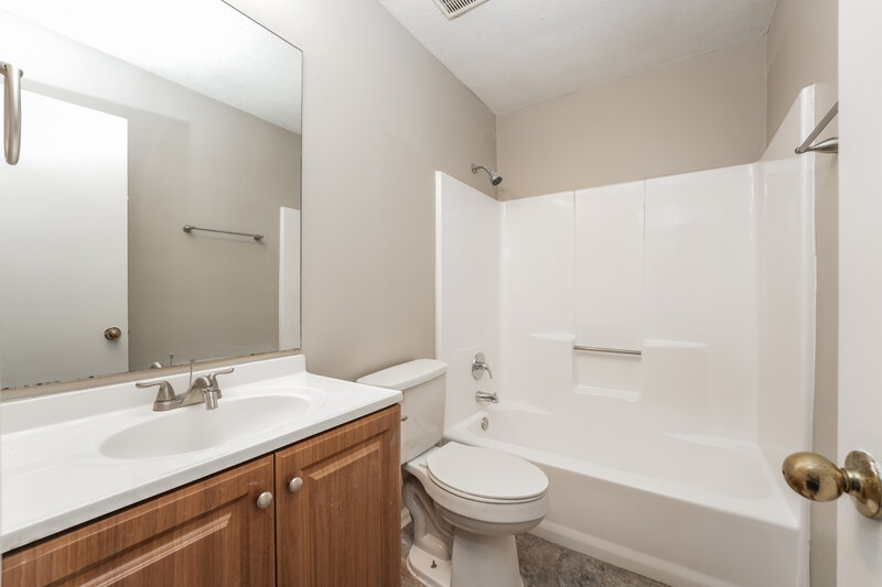 1,900/Mo, 1073 Cherokee Heights Stone Mountain, GA 30083 Main Bathroom View