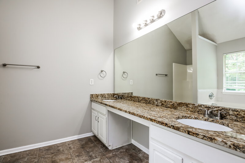 2,450/Mo, 581 Lakewater View Dr Stone Mountain, GA 30087 Main Bathroom View