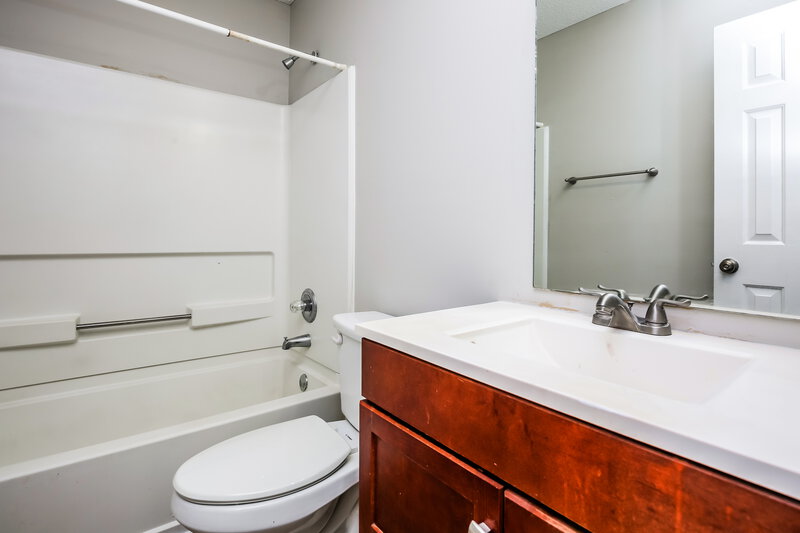 2,450/Mo, 581 Lakewater View Dr Stone Mountain, GA 30087 Bathroom View