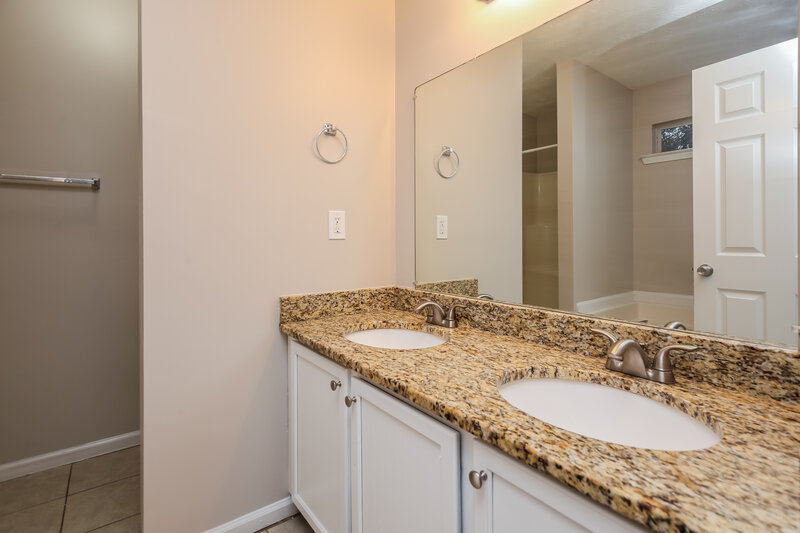 1,685/Mo, 1434 Diamond Key Stone Mountain, GA 30088 Main Bathroom View