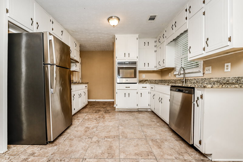 1,625/Mo, 613 Almand Branch Rd SE Conyers, GA 30094 Kitchen View
