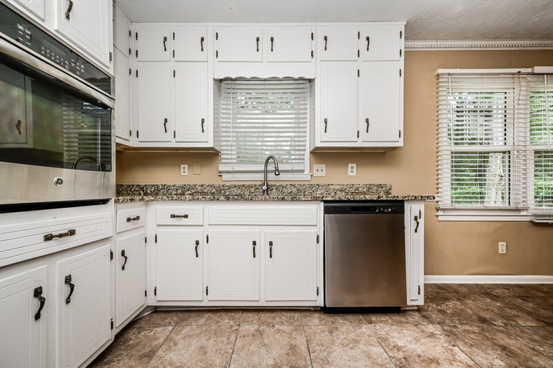 1,625/Mo, 613 Almand Branch Rd SE Conyers, GA 30094 Kitchen View 2
