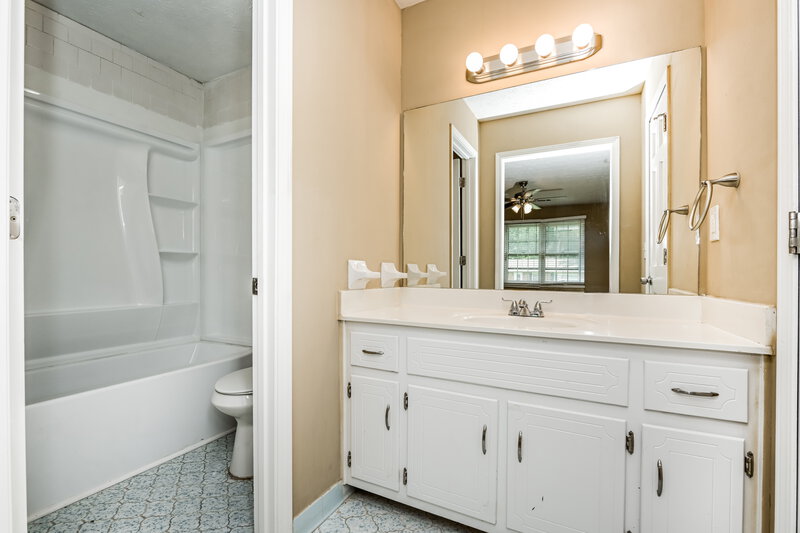 1,625/Mo, 613 Almand Branch Rd SE Conyers, GA 30094 Main Bathroom View