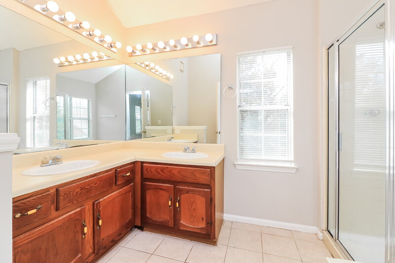 2,165/Mo, 4498 Whitt Station Run Rd NW Acworth, GA 30101 Main Bathroom View