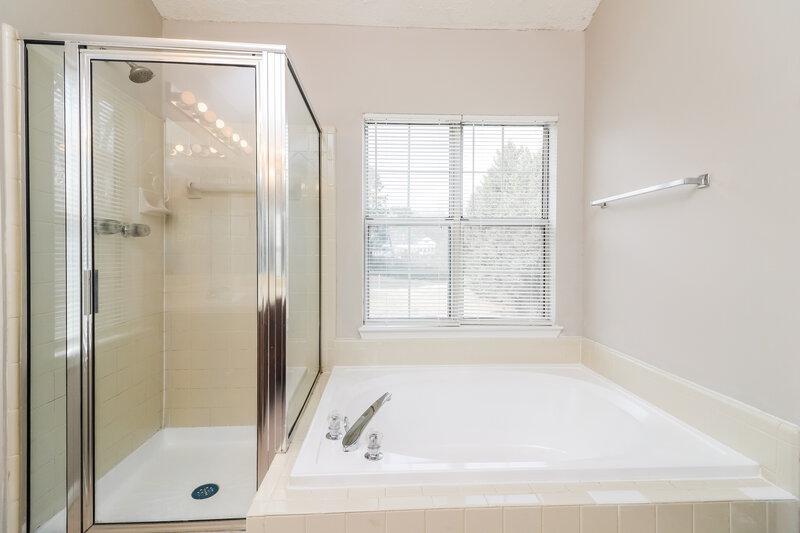 2,165/Mo, 4498 Whitt Station Run Rd NW Acworth, GA 30101 Main Bathroom View 2