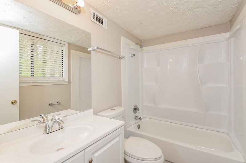 2,100/Mo, 1174 Ridgeside Dr NW Acworth, GA 30102 Bathroom View