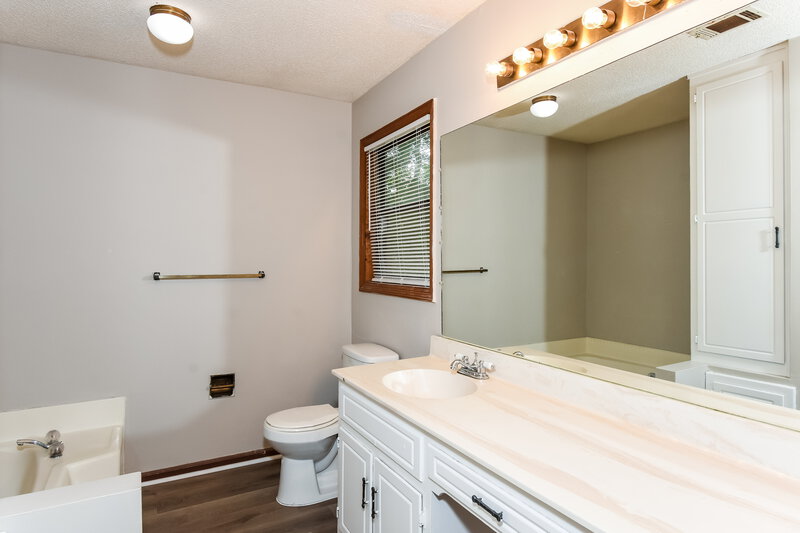 1,830/Mo, 5380 Springbrook Dr SW Powder Springs, GA 30127 Main Bathroom View