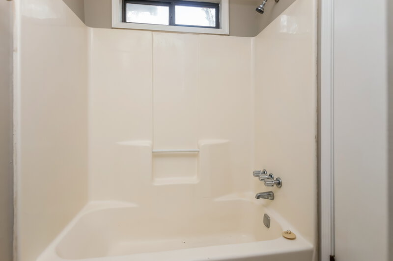 1,765/Mo, 4180 Woodcrest Dr SW Powder Springs, GA 30127 Master Bathroom View 2