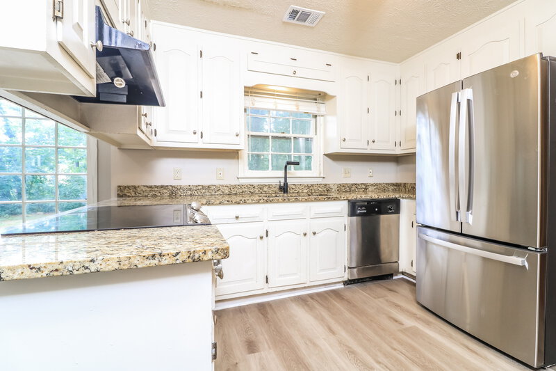1,960/Mo, 4818 W McEachern Woods Dr Powder Springs, GA 30127 Kitchen View