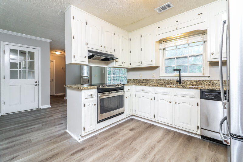 1,960/Mo, 4818 W McEachern Woods Dr Powder Springs, GA 30127 Kitchen View 2