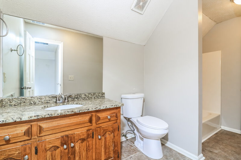 1,960/Mo, 4818 W McEachern Woods Dr Powder Springs, GA 30127 Main Bathroom View 2