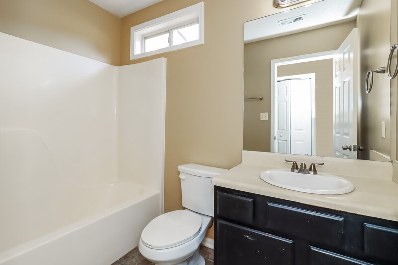 1,500/Mo, 1072 Abington Ct Douglasville, GA 30134 Main Bathroom View