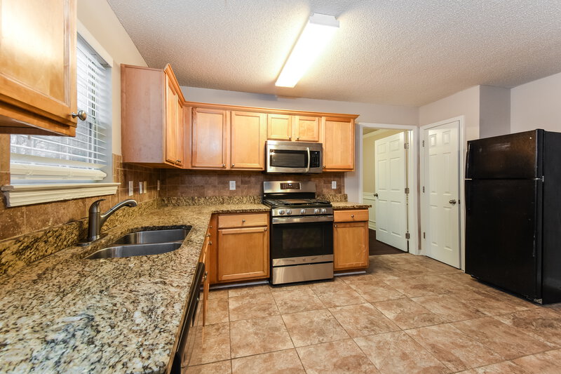 4,050/Mo, 187 Baywood Crossing Hiram, GA 30141 Kitchen View 2