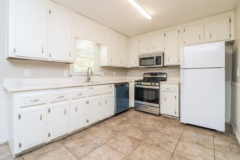 2,040/Mo, 3138 Calumet Circle NW Kennesaw, GA 30152 Kitchen View 2