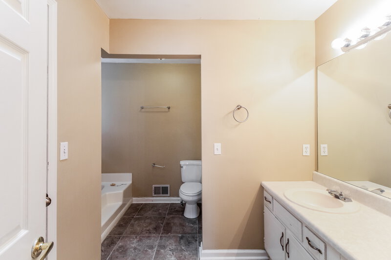 0/Mo, 42 Fox Ridge Ct Dallas, GA 30157 Main Bathroom View