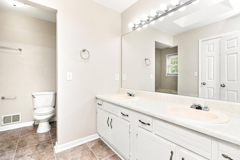 1,755/Mo, 42 Fox Ridge Ct Dallas, GA 30157 Primary Bathroom View