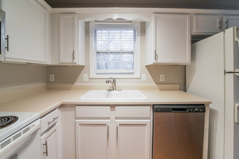 1,600/Mo, 303 Fairview Dr Dallas, GA 30157 Kitchen View
