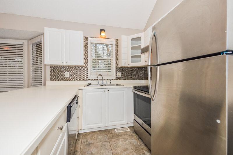 1,675/Mo, 10 Peace Tree Ln NE Rydal, GA 30171 Kitchen View 2