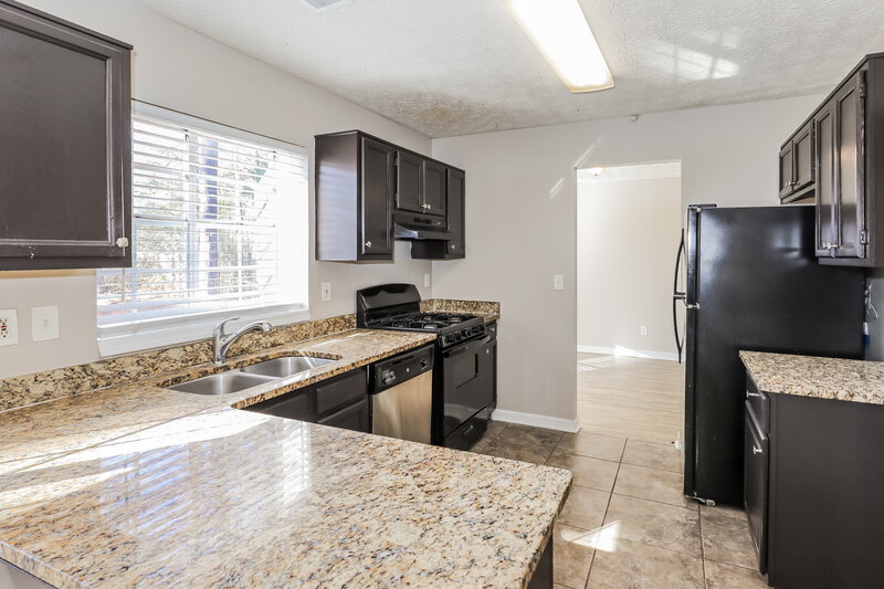 1,610/Mo, 1341 Birdsong Ln Hampton, GA 30228 Kitchen View