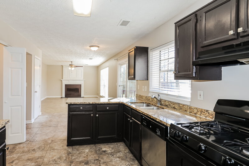 1,610/Mo, 1341 Birdsong Ln Hampton, GA 30228 Kitchen View 2