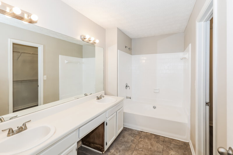1,610/Mo, 1341 Birdsong Ln Hampton, GA 30228 Main Bathroom View