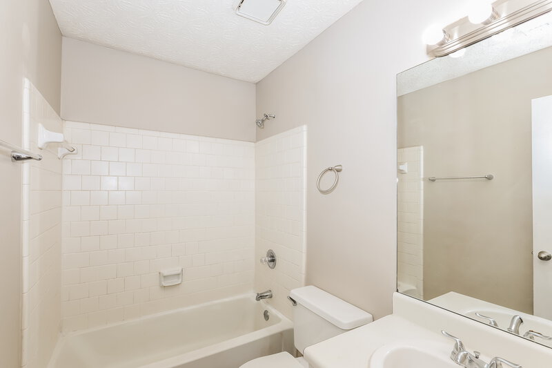 1,610/Mo, 1341 Birdsong Ln Hampton, GA 30228 Bathroom View