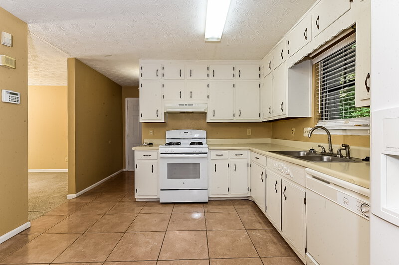 1,680/Mo, 887 Forest Pointe Way Jonesboro, GA 30238 Kitchen View