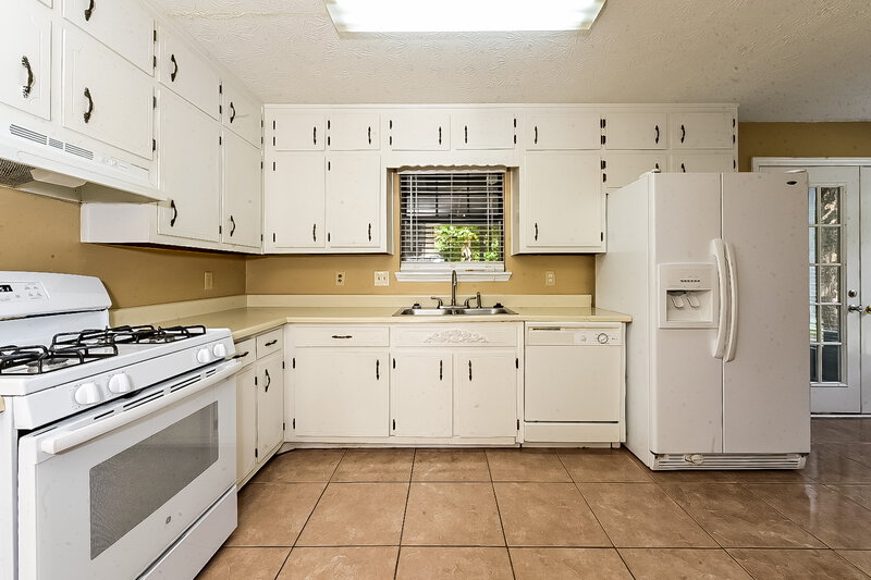 1,680/Mo, 887 Forest Pointe Way Jonesboro, GA 30238 Kitchen View 2