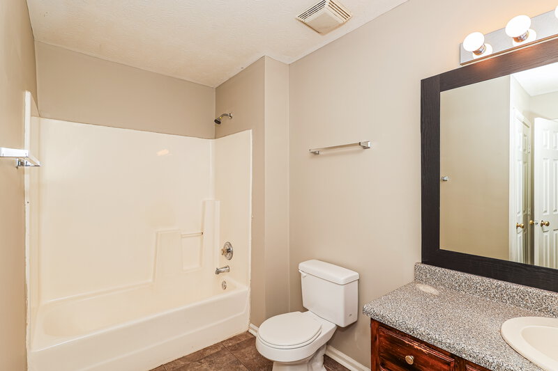 1,750/Mo, 641 Carlton Rd Palmetto, GA 30268 Bathroom View