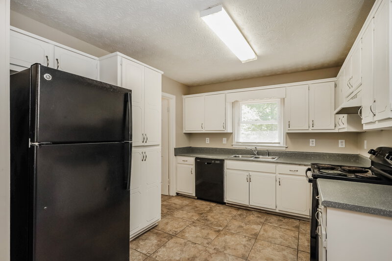 1,760/Mo, 300 Pinehurst Dr Stockbridge, GA 30281 Kitchen View