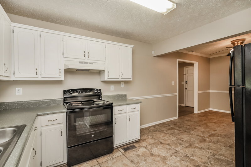 1,760/Mo, 300 Pinehurst Dr Stockbridge, GA 30281 Kitchen View 2