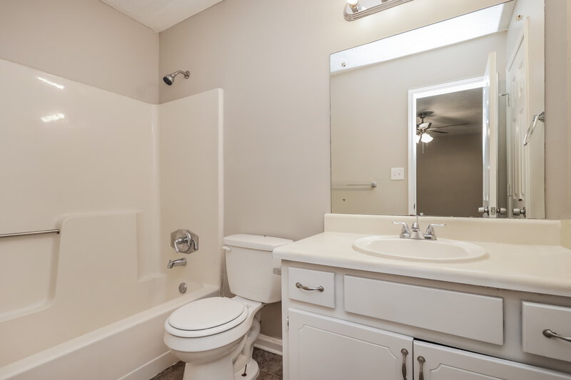1,760/Mo, 300 Pinehurst Dr Stockbridge, GA 30281 Main Bathroom View
