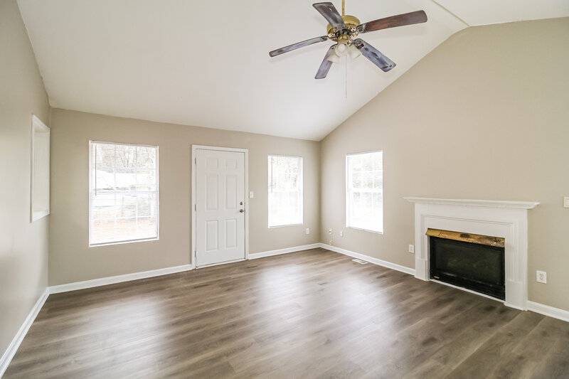 1,550/Mo, 20 Freeman Dr Stockbridge, GA 30281 Living Room View