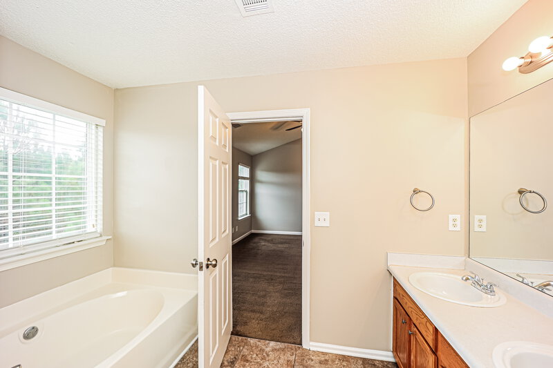 1,725/Mo, 6116 Hickory Ln Union City, GA 30291 Main Bathroom View