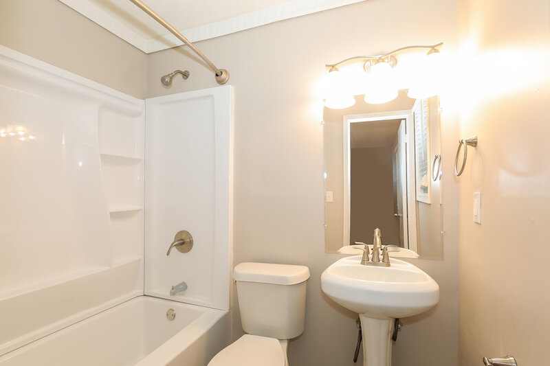 2,450/Mo, 4284 Ridgetop Dr Ellenwood, GA 30294 Main Bathroom View