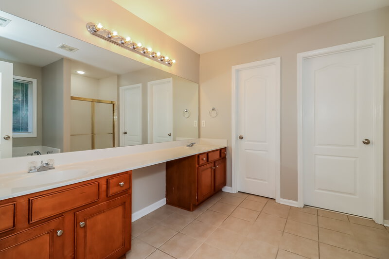 2,915/Mo, 5224 Lexmark Circle SW Atlanta, GA 30331 Main Bathroom View
