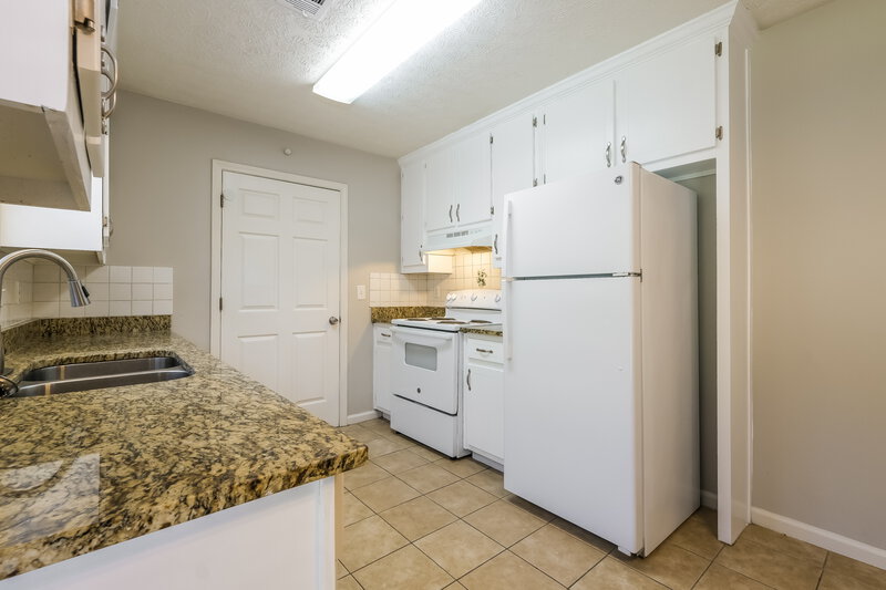 1,900/Mo, 3869 Deaton Rd Flowery Branch, GA 30542 Kitchen View 2