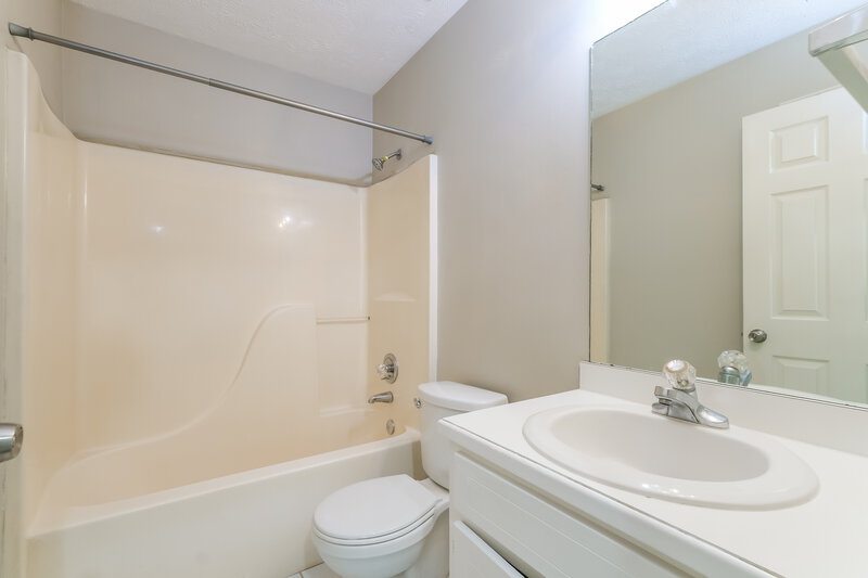 1,900/Mo, 3869 Deaton Rd Flowery Branch, GA 30542 Bathroom View