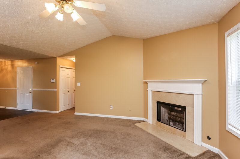 2,000/Mo, 4620 Fox Forrest Dr Flowery Branch, GA 30542 Living Room View 2