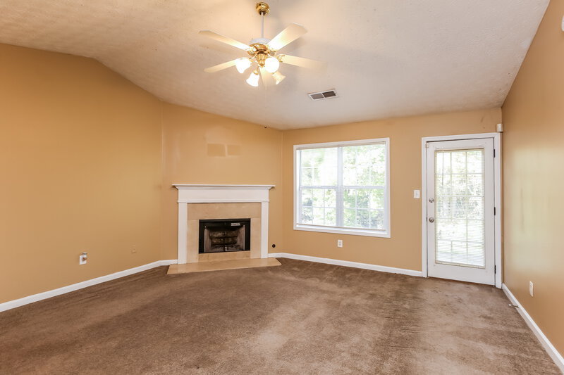 2,000/Mo, 4620 Fox Forrest Dr Flowery Branch, GA 30542 Living Room View 5