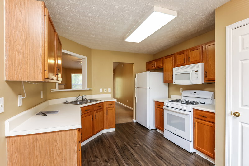 2,000/Mo, 4620 Fox Forrest Dr Flowery Branch, GA 30542 Kitchen View